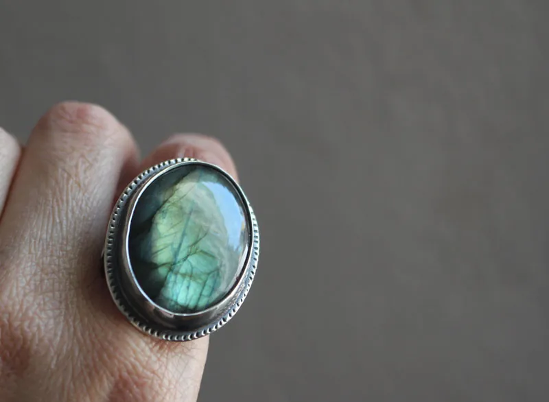Del otro lado, anillo espejo y helecho en plata y labradorita