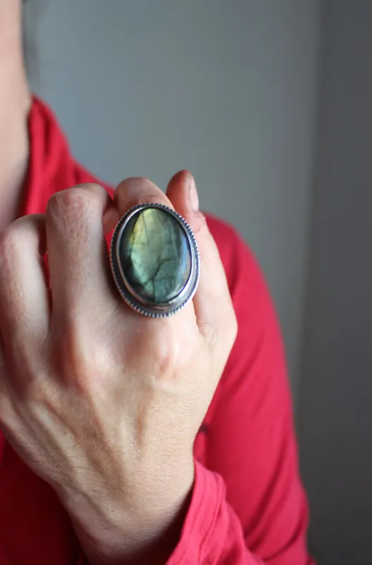 Del otro lado, anillo espejo y helecho en plata y labradorita