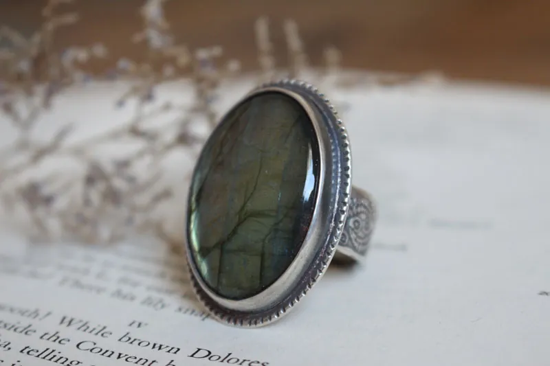 Del otro lado, anillo espejo y helecho en plata y labradorita