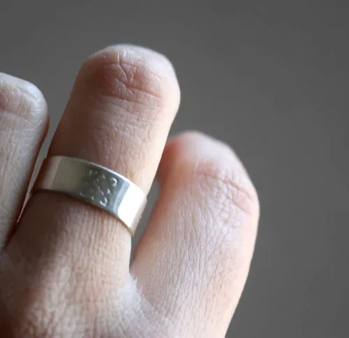 Del poeta, anillo de inspiración y poesía en plata