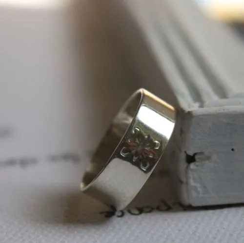 Del poeta, anillo de inspiración y poesía en plata