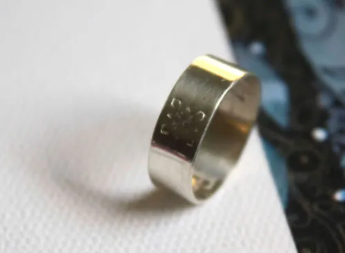 Del poeta, anillo de inspiración y poesía en plata