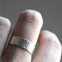 Del poeta, anillo de inspiración y poesía en plata