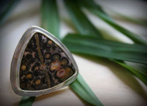 Delta, anillo triangular en plata y jaspe leopardo