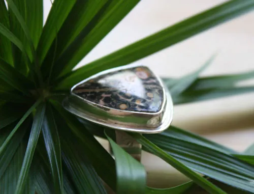 Delta, anillo triangular en plata y jaspe leopardo