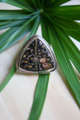 Delta, anillo triangular en plata y jaspe leopardo
