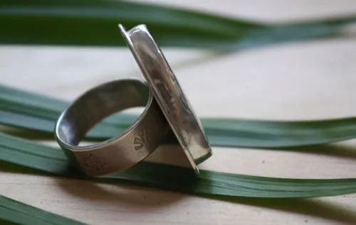 Delta, anillo triangular en plata y jaspe leopardo