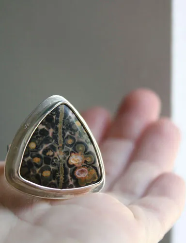 Delta, anillo triangular en plata y jaspe leopardo