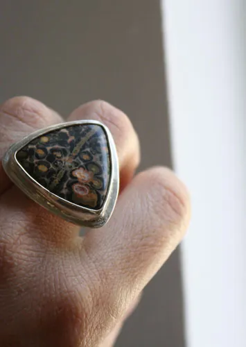 Delta, anillo triangular en plata y jaspe leopardo