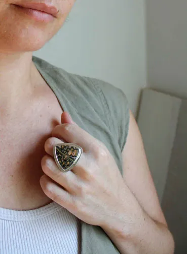 Delta, anillo triangular en plata y jaspe leopardo