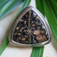 Delta, anillo triangular en plata y jaspe leopardo