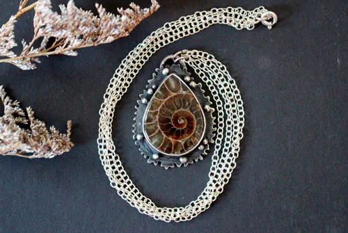 Desde el corazón del mar, collar fauna marina en plata y amonita