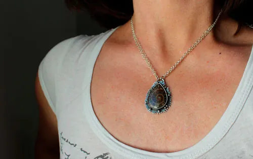 Desde el corazón del mar, collar fauna marina en plata y amonita