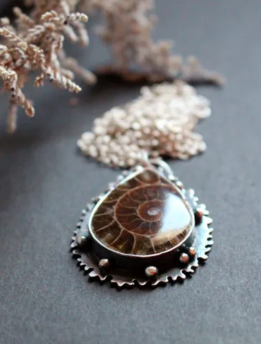 Desde el corazón del mar, collar fauna marina en plata y amonita