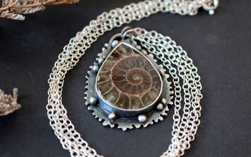 Desde el corazón del mar, collar fauna marina en plata y amonita
