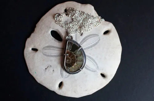 Desde el fondo del océano, collar exploración submarina en plata y amonita