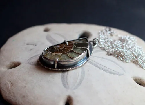 Desde el fondo del océano, collar exploración submarina en plata y amonita