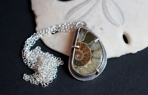Desde el fondo del océano, collar exploración submarina en plata y amonita