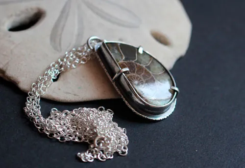 Desde el fondo del océano, collar exploración submarina en plata y amonita