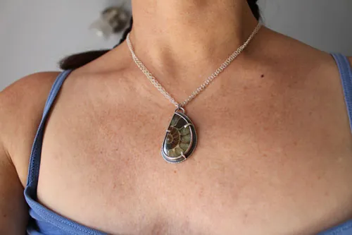 Desde el fondo del océano, collar exploración submarina en plata y amonita