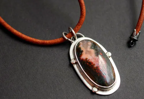 Desde lo más profundo de la tierra, collar volcán en plata y ágata Seam