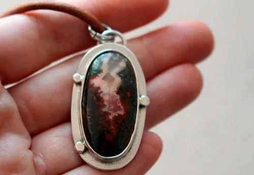 Desde lo más profundo de la tierra, collar volcán en plata y ágata Seam
