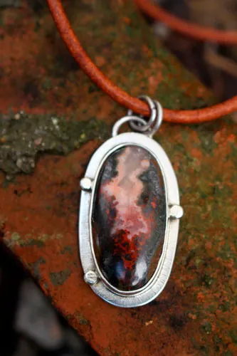 Desde lo más profundo de la tierra, collar volcán en plata y ágata Seam