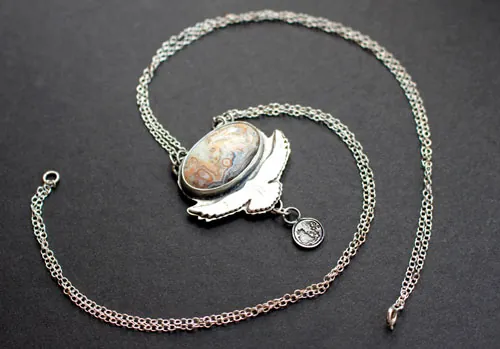 Desplegar las alas, collar águila portadora de la luna en plata y ágata Crazy Lace mexicana