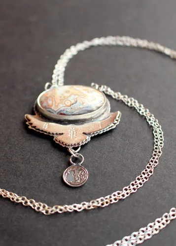 Desplegar las alas, collar águila portadora de la luna en plata y ágata Crazy Lace mexicana