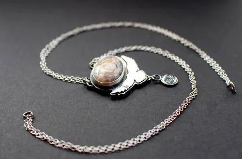 Desplegar las alas, collar águila portadora de la luna en plata y ágata Crazy Lace mexicana