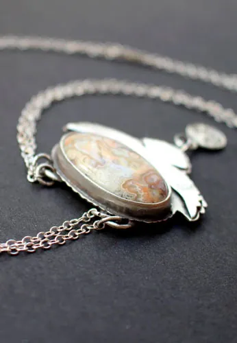 Desplegar las alas, collar águila portadora de la luna en plata y ágata Crazy Lace mexicana