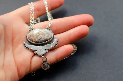 Desplegar las alas, collar águila portadora de la luna en plata y ágata Crazy Lace mexicana