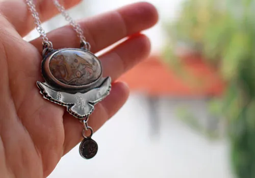 Desplegar las alas, collar águila portadora de la luna en plata y ágata Crazy Lace mexicana