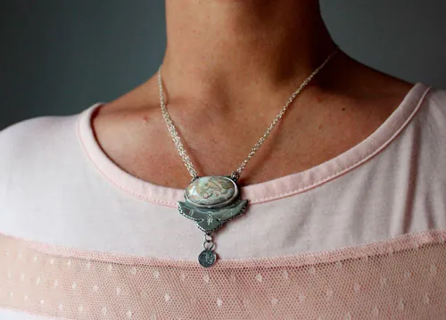 Desplegar las alas, collar águila portadora de la luna en plata y ágata Crazy Lace mexicana