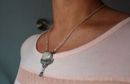 Desplegar las alas, collar águila portadora de la luna en plata y ágata Crazy Lace mexicana