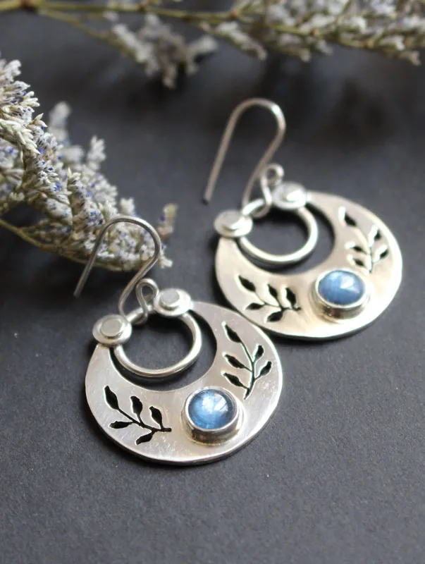 Después del crepúsculo, aretes hojas nocturnas en plata y cianita