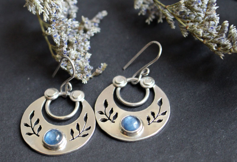 Después del crepúsculo, aretes hojas nocturnas en plata y cianita