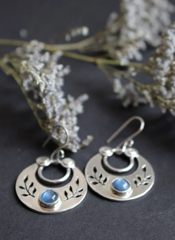 Después del crepúsculo, aretes hojas nocturnas en plata y cianita