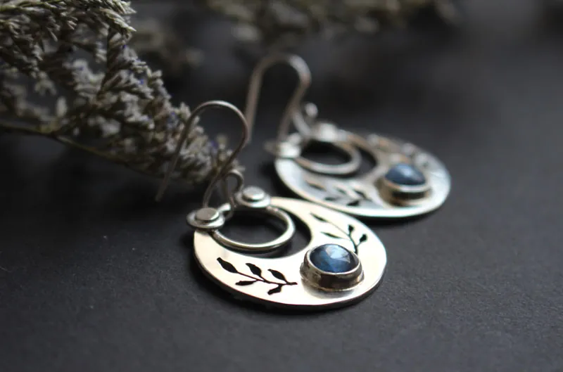Después del crepúsculo, aretes hojas nocturnas en plata y cianita