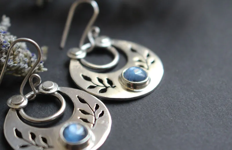 Después del crepúsculo, aretes hojas nocturnas en plata y cianita
