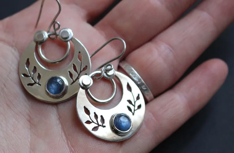 Después del crepúsculo, aretes hojas nocturnas en plata y cianita