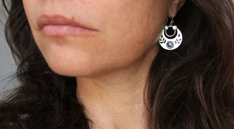 Después del crepúsculo, aretes hojas nocturnas en plata y cianita