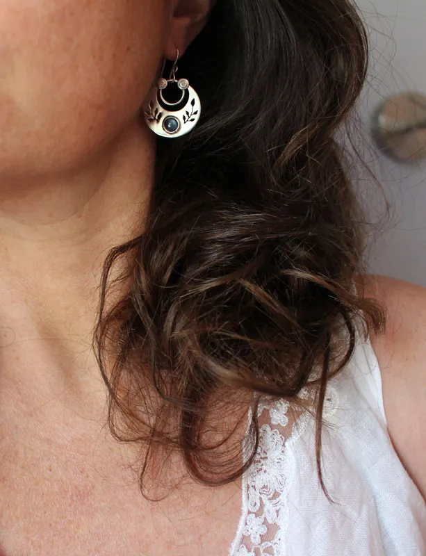 Después del crepúsculo, aretes hojas nocturnas en plata y cianita