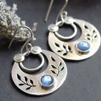Después del crepúsculo, aretes hojas nocturnas en plata y cianita