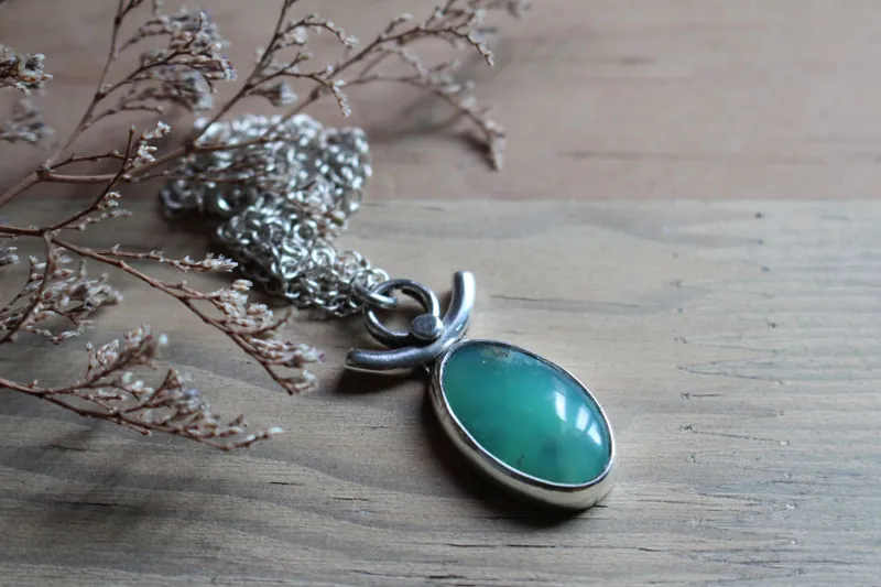 Diosa de la tierra, collar Venus en plata y crisoprasa
