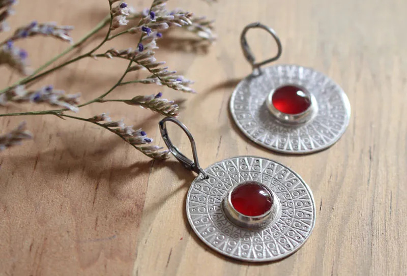 Disco solar, aretes luz egipcia en plata y cornalina