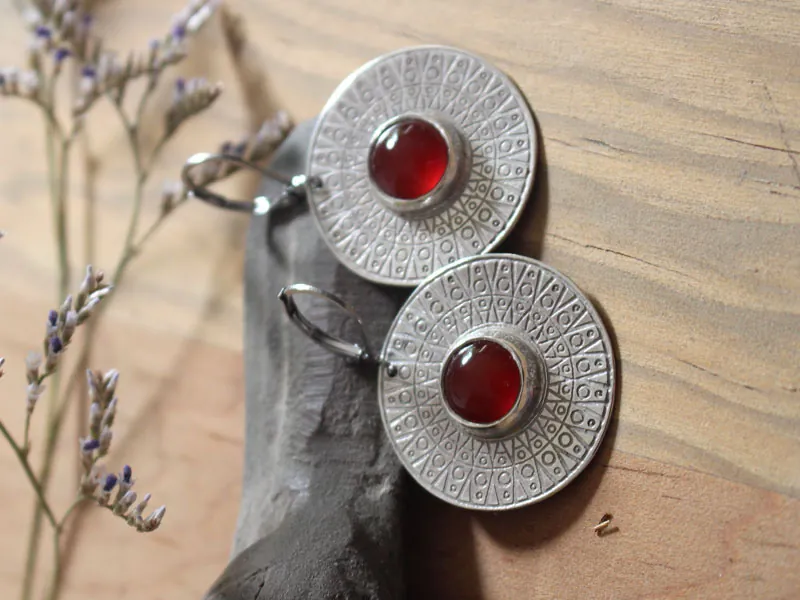 Disco solar, aretes luz egipcia en plata y cornalina