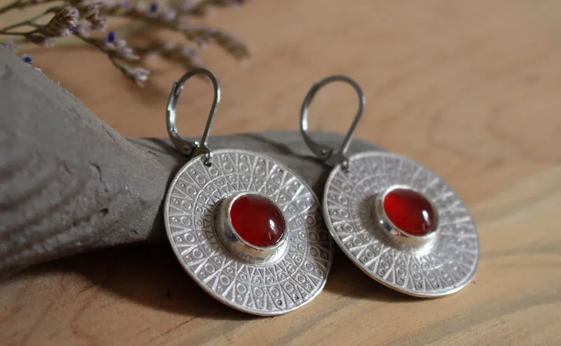Disco solar, aretes luz egipcia en plata y cornalina