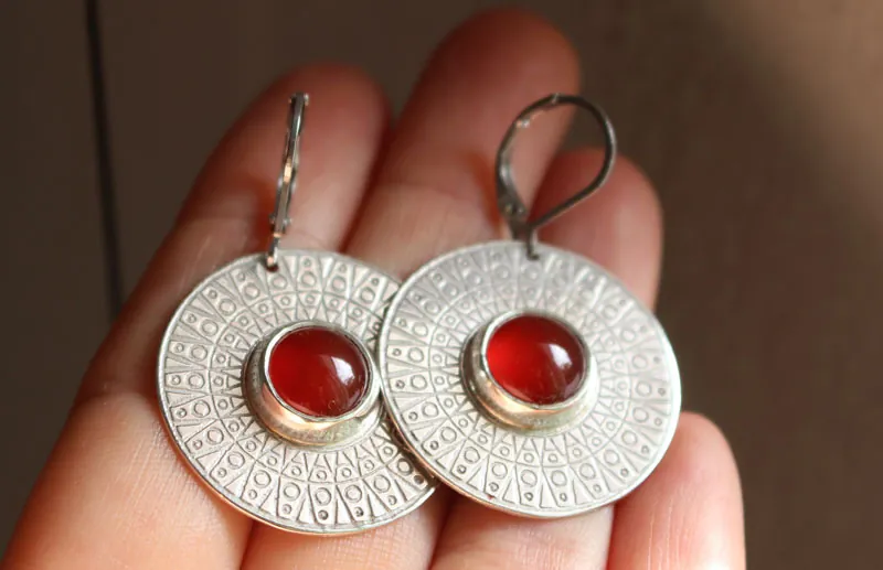Disco solar, aretes luz egipcia en plata y cornalina
