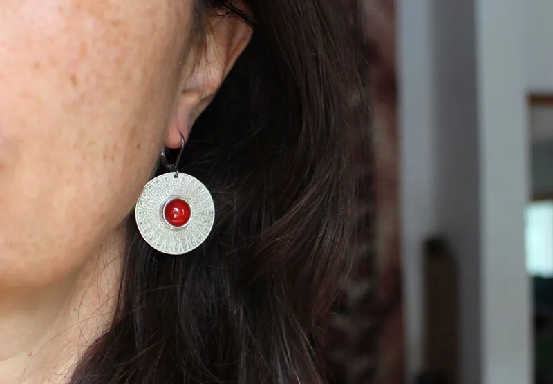 Disco solar, aretes luz egipcia en plata y cornalina
